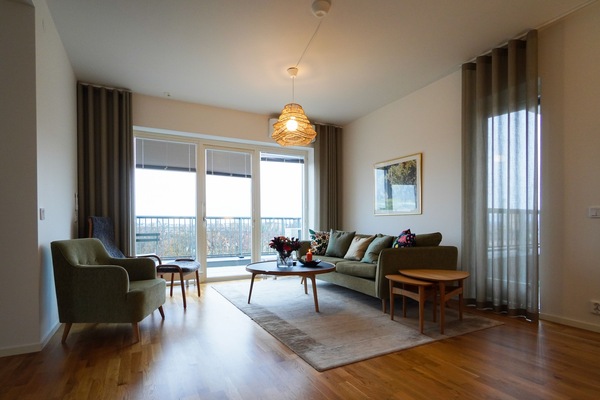 Business Apartment | Living area | 80-cm flat-screen TV with cable channels