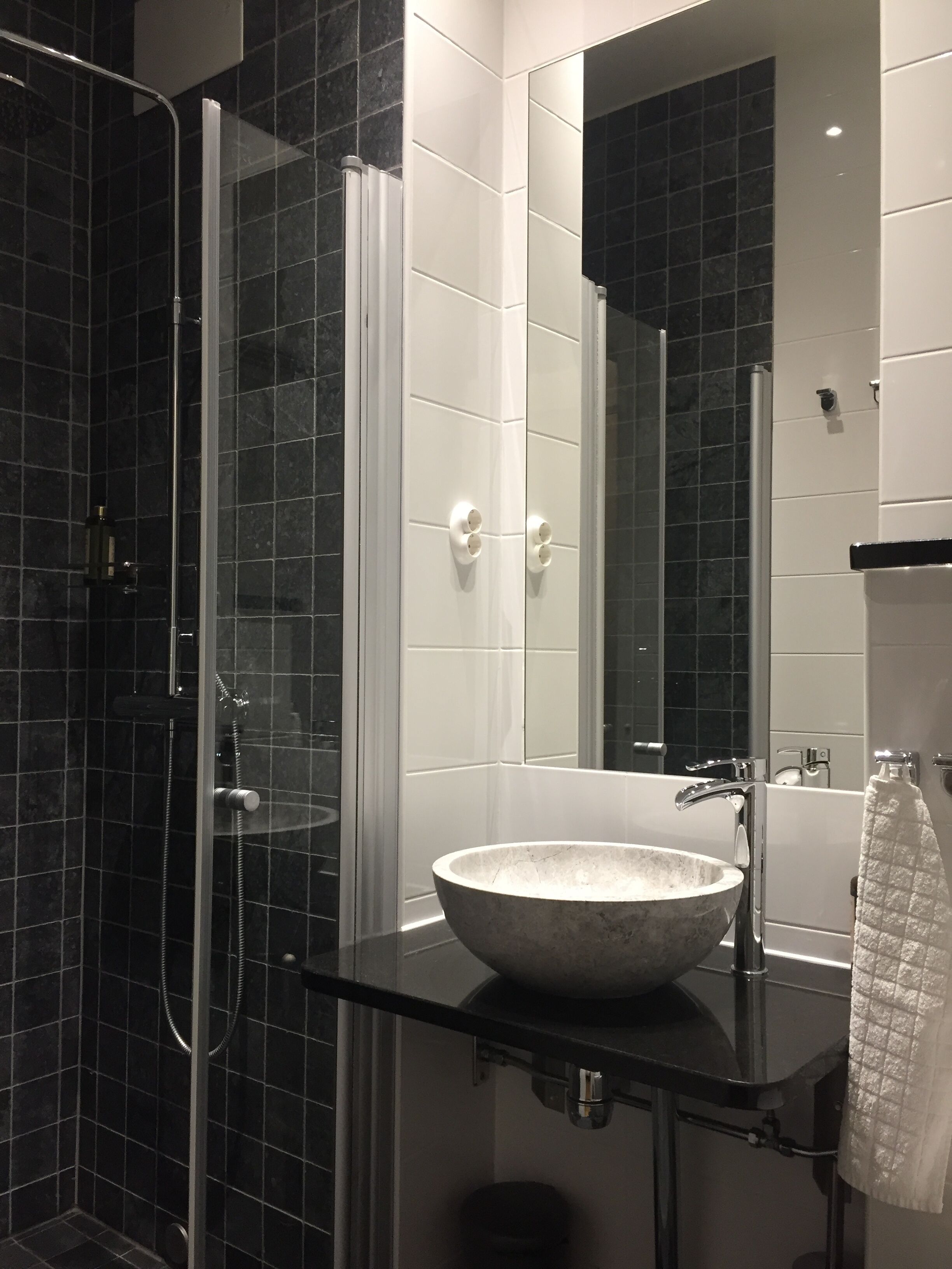 1 bedroom, individually decorated, individually furnished, desk