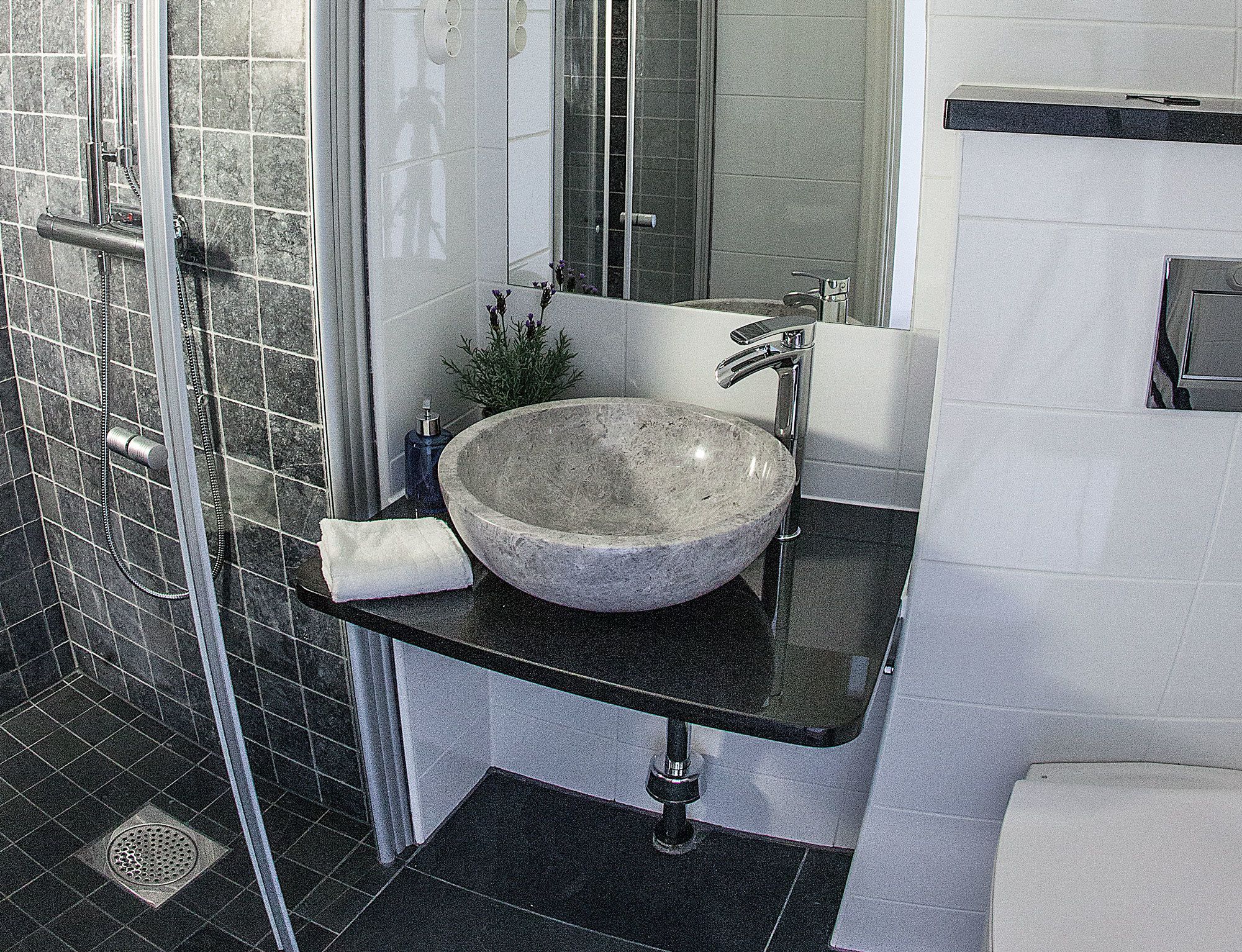 standard double or twin room, private bathroom (pets not allowed) | bathroom | free toiletries, hair dryer, heated floors, towels