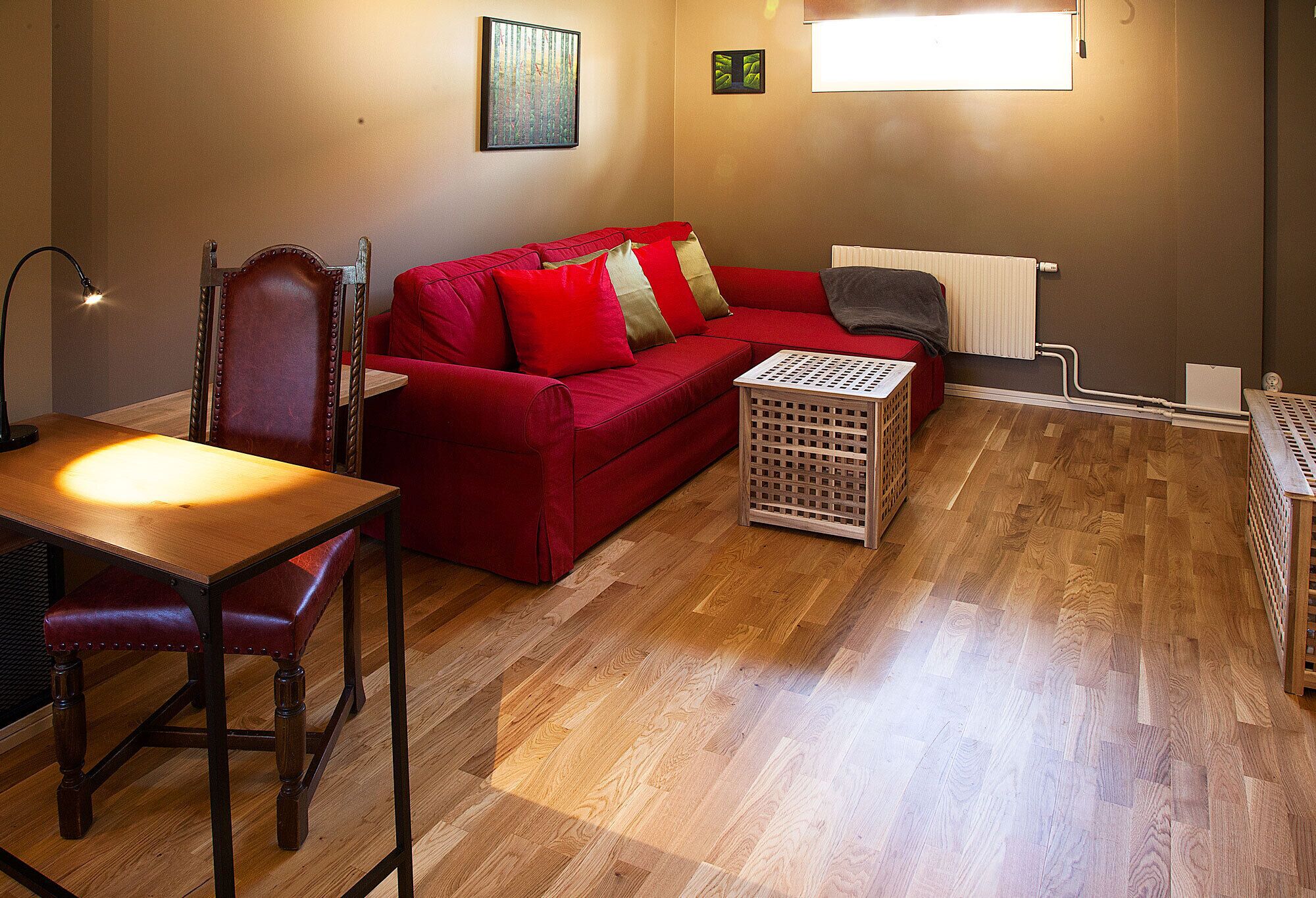 family room - private bathroom, basement level (pets not allowed) | 1 bedroom, individually decorated, individually furnished, desk