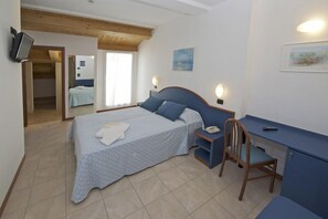 Habitación cuádruple | Minibar, caja fuerte, escritorio y cunas (de pago)