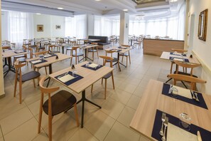 Se sirven almuerzos, cenas y cocina local 