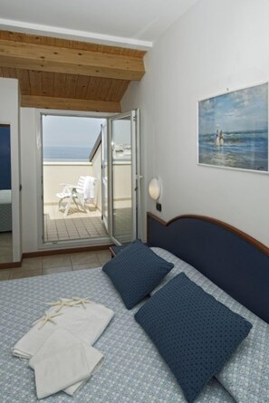 Habitación cuádruple | Minibar, caja fuerte, escritorio y cunas (de pago)