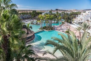 8 piscines extérieures, parasols, chaises longues