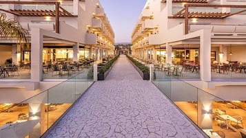 5 restaurantes; se sirven desayunos, almuerzos, cenas y brunches