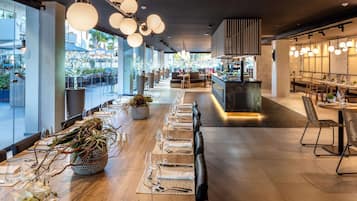 5 restaurantes; se sirven desayunos y cocina local e internacional