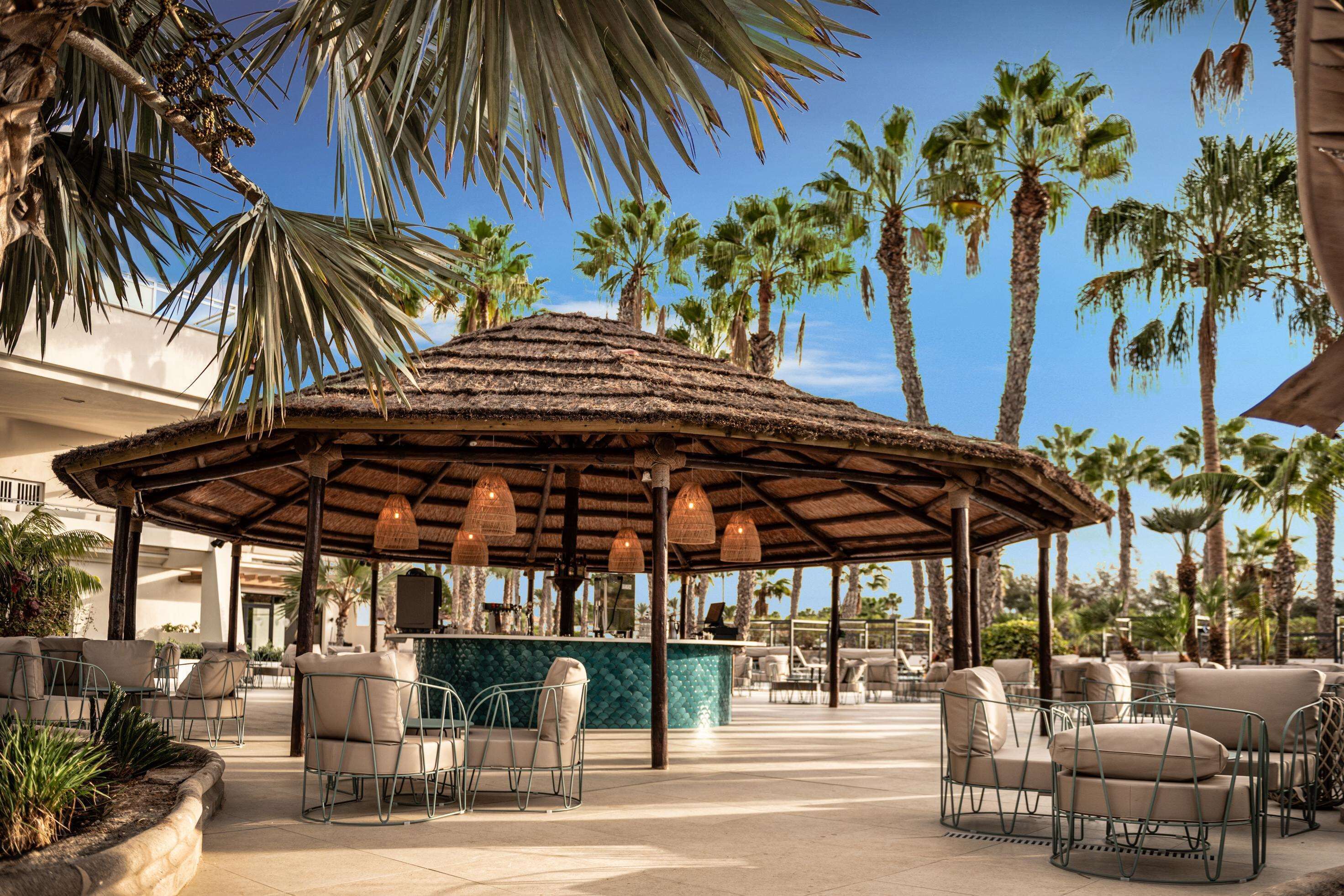 5 bars/lounges, 4 poolside bars