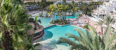 6 Außenpools, Sonnenschirme, Liegestühle