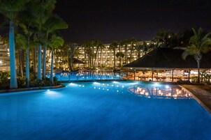 8 piscines extérieures, parasols, chaises longues
