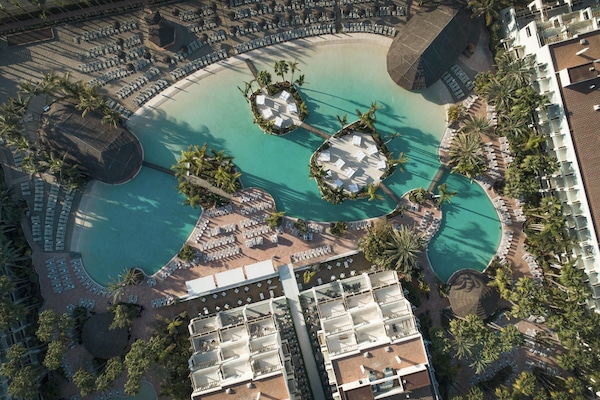 6 piscine all'aperto, ombrelloni da piscina, lettini