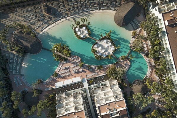 6 outdoor pools, pool umbrellas, sun loungers