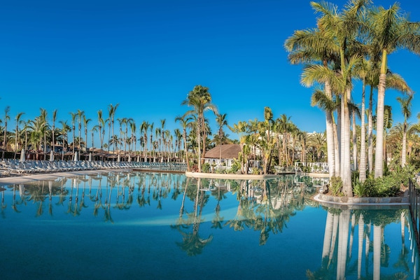 6 piscines extérieures, parasols de plage, chaises longues