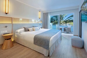 Ylelliset vuodevaatteet, tallelokero huoneessa, työpöytä, pimennysverhot