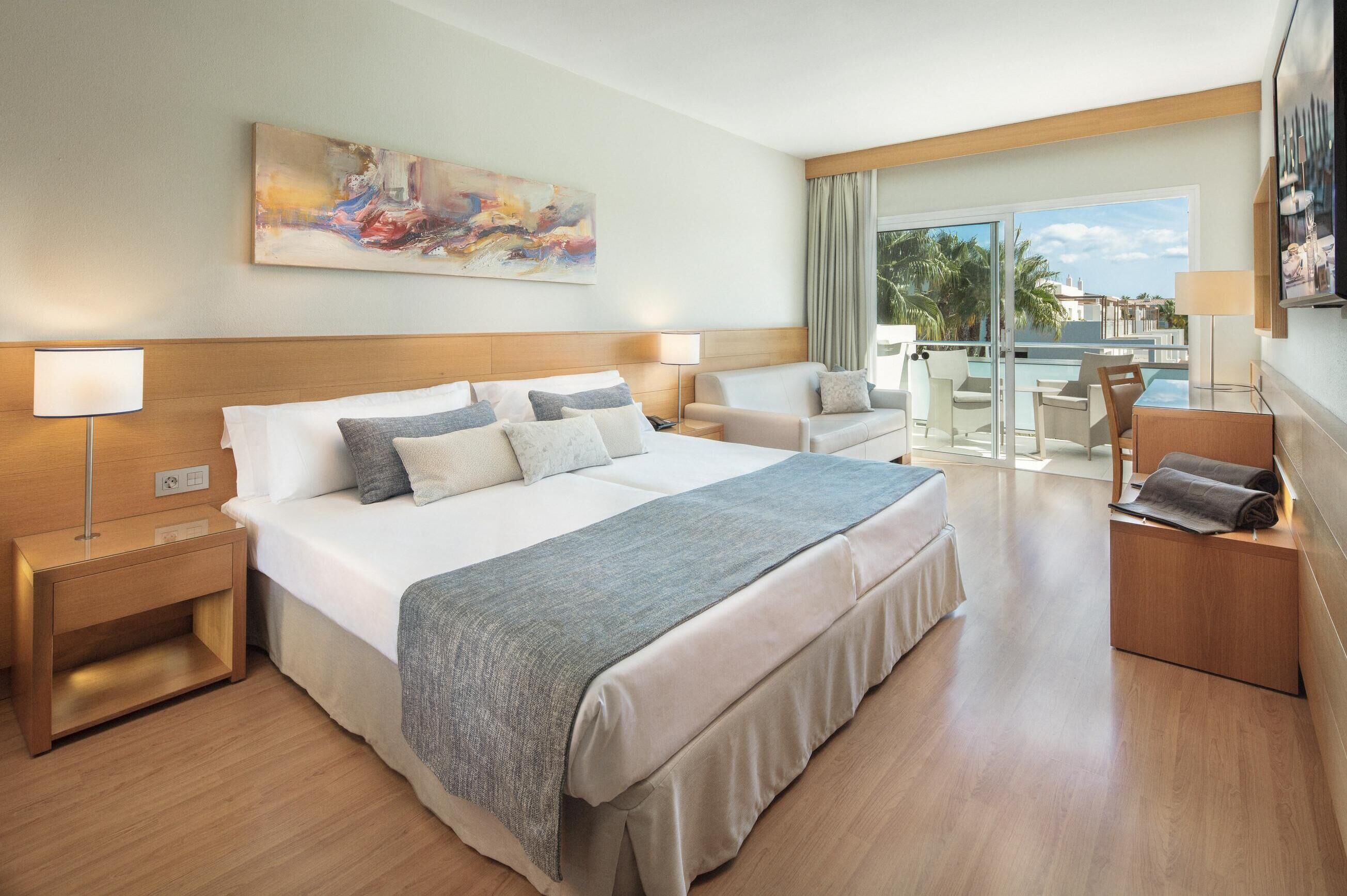 Ylelliset vuodevaatteet, tallelokero huoneessa, työpöytä, pimennysverhot