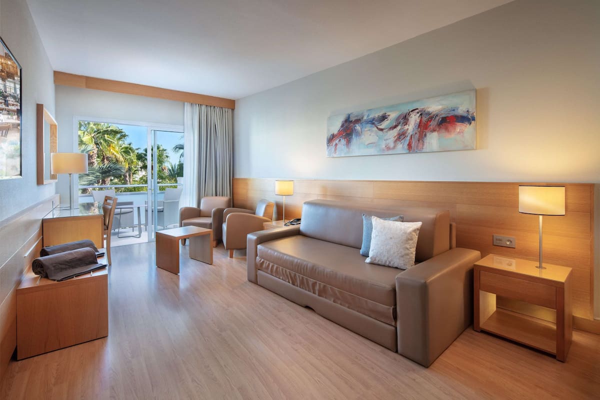Premium bedding, in-room safe, desk, blackout curtains
