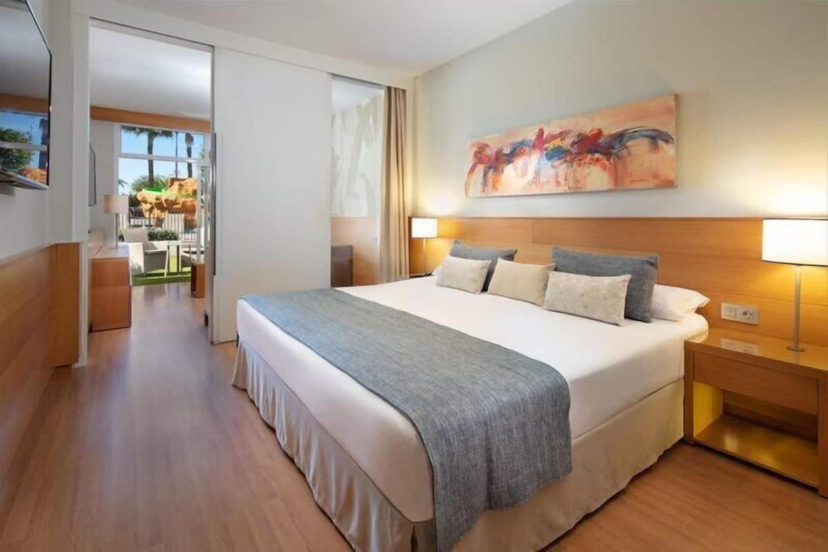 Premium bedding, down duvets, minibar, in-room safe