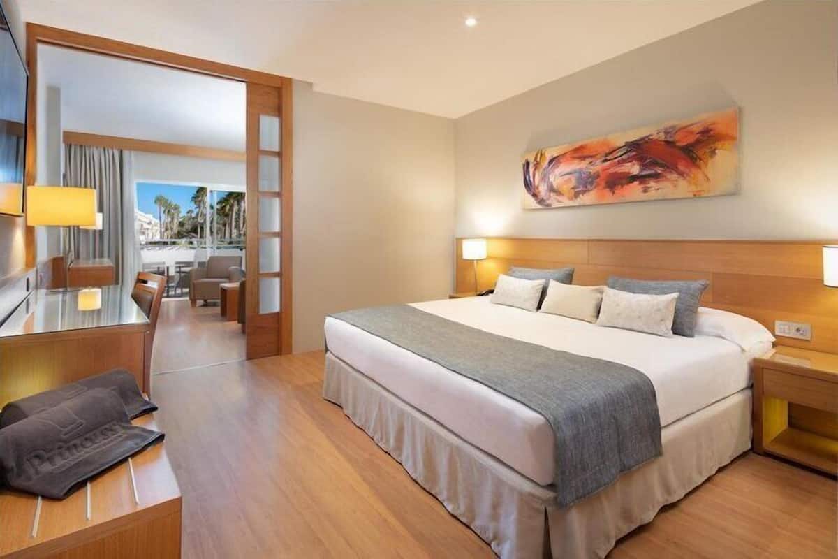 Premium bedding, down duvets, minibar, in-room safe