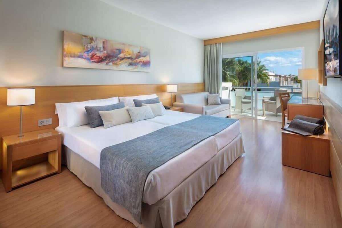 Premium bedding, down duvets, minibar, in-room safe