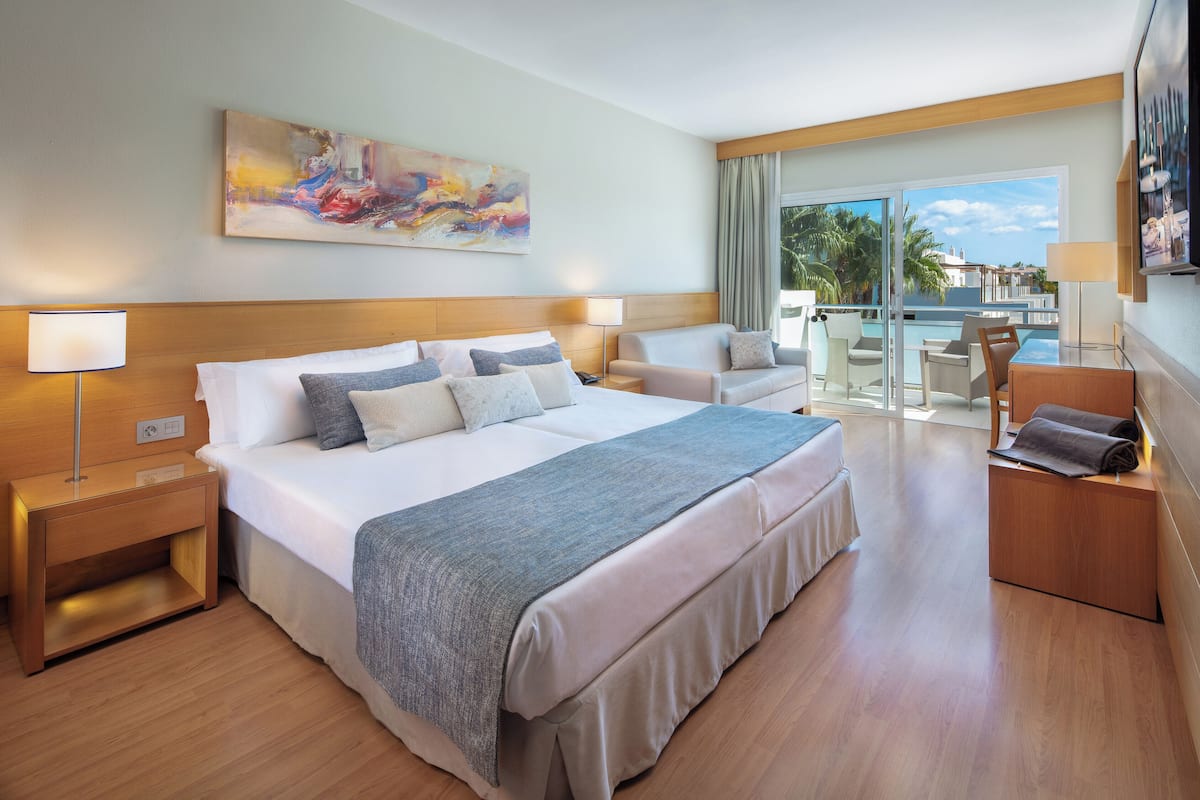 Premium bedding, down duvets, minibar, in-room safe