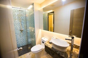 Deluxe Studio | Bathroom | Shower, free toiletries, towels - P72 Hotel (Pattaya)