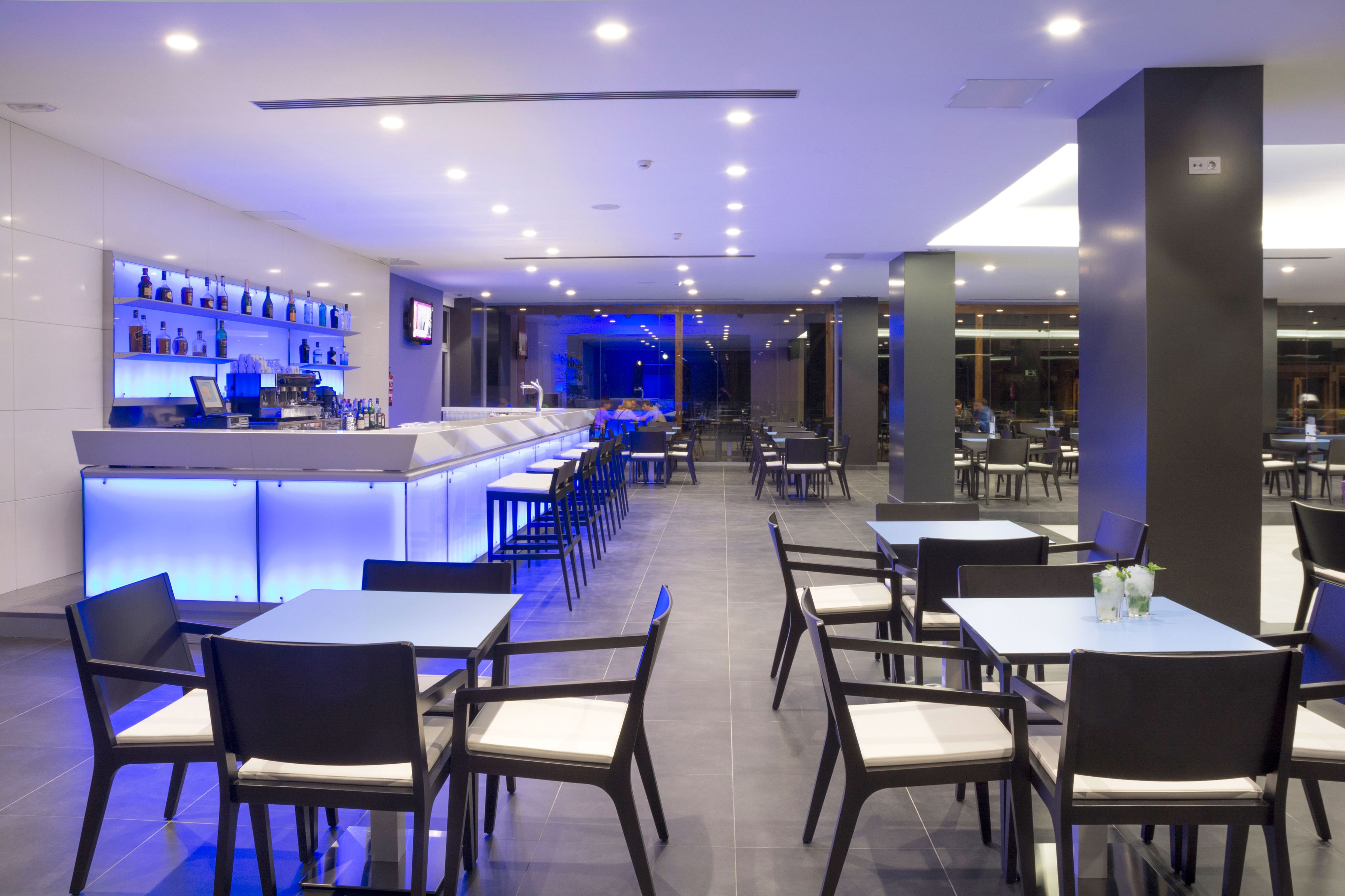 3 bars/lounges, 2 poolside bars