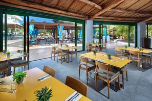 2 restaurants; breakfast, lunch, and dinner served