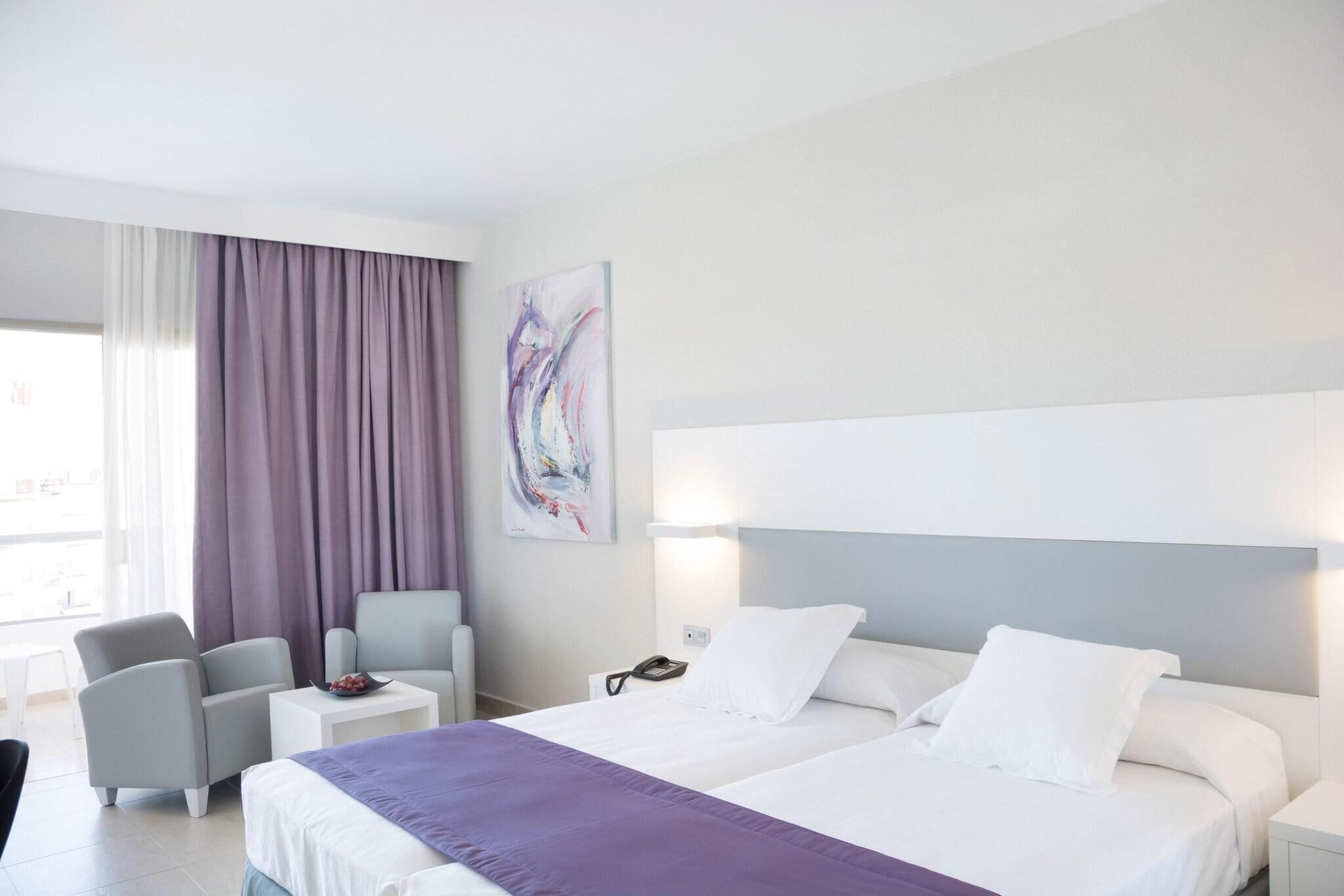 Luxe beddengoed, een minibar, een kluis op de kamer, een bureau