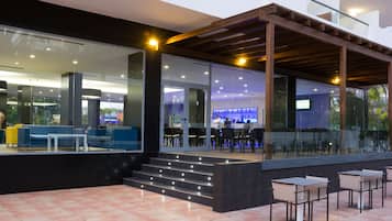2 bars/lounges, poolside bar