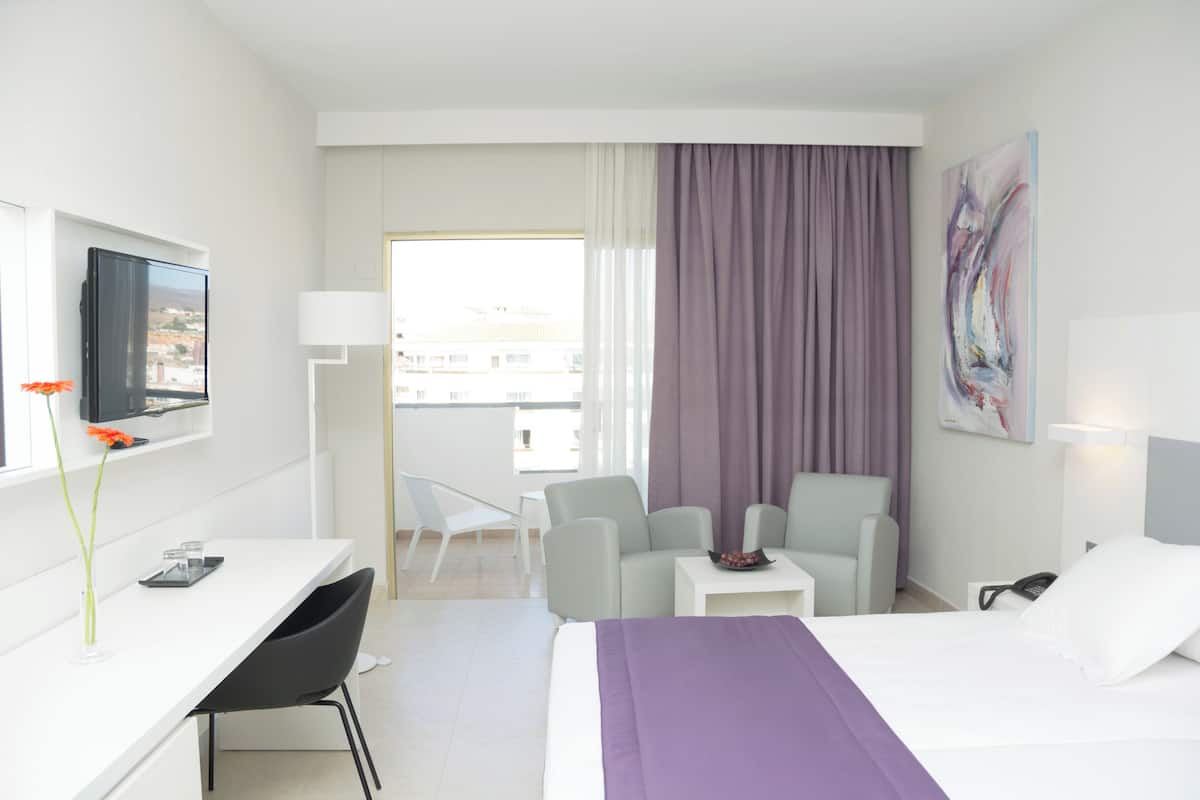 32-inch LCD TV with satellite channels, TV