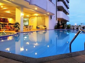 สระว่ายน้ำกลางแจ้ง, เก้าอี้อาบแดดริมสระ