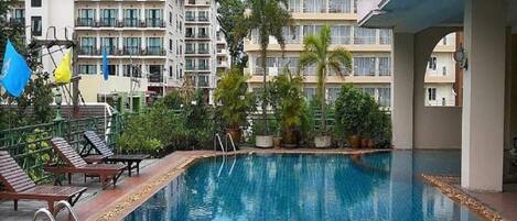 Piscine extérieure, chaises longues