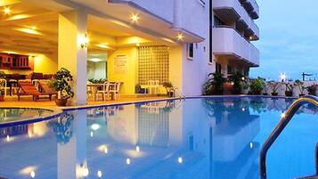 Piscine extérieure, chaises longues