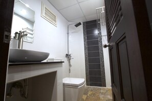 Douche, douche à « effet pluie », bidet, serviettes fournies