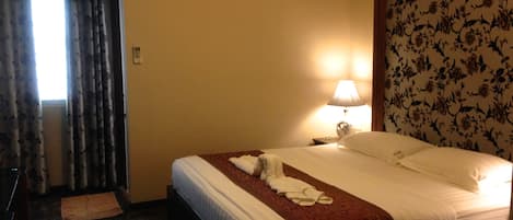 Room | Premium bedding, in-room safe, desk, soundproofing