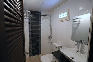 Habitación | Baño | Regadera, regadera tipo lluvia, bidet, toallas