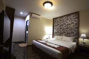 Bộ đồ giường cao cấp, két bảo mật tại phòng, bàn, phòng cách âm 