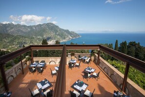 Dîner servi sur place, spécialités Cuisine italienne, vue sur la mer 
