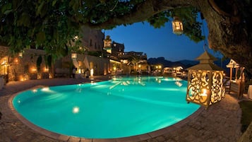 Piscine extérieure (ouverte en saison), chaises longues