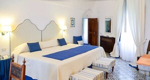 Junior Suite, Sea View | Minibar, in-room safe, individually decorated, individually furnished - Villa Cimbrone (Ravello)