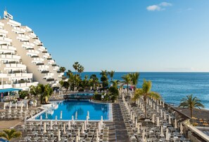 2 utendørsbassenger, bassengparasoller og solsenger