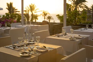 3 restaurants; breakfast, lunch and dinner served 