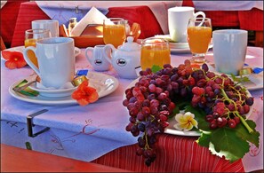 Daily continental breakfast (EUR 14.5 per person)