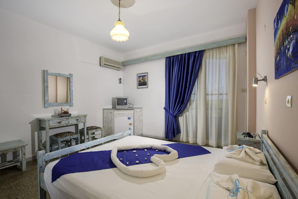 twin room | in-room safe, individually furnished, desk, blackout curtains