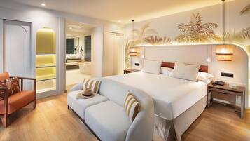 Ylelliset vuodevaatteet, tallelokero huoneessa, työpöytä, pimennysverhot