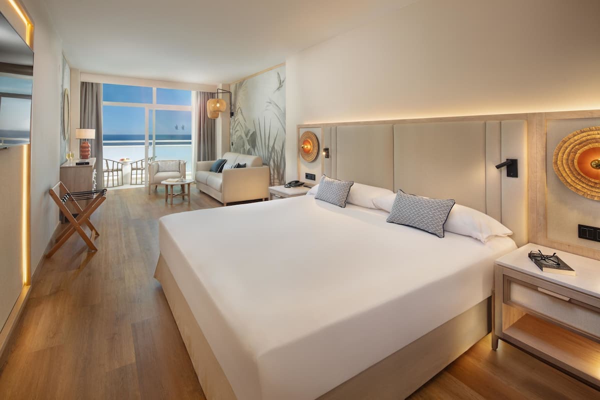 أغطية فراش متميزة وخزنة داخل الغرفة ومكتب وستائر تعتيم