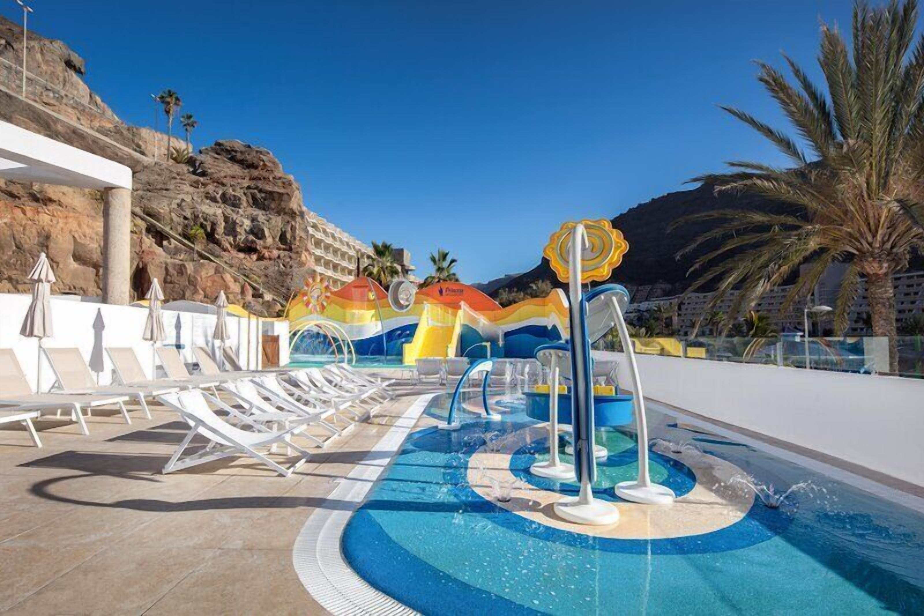 2 piscines extérieures, parasols de plage, chaises longues