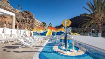 2 piscines extérieures, parasols de plage, chaises longues