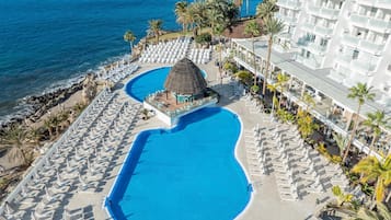 2 ulkouima-allasta, aurinkovarjoja, aurinkotuoleja