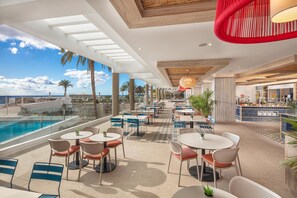 2 restaurants, breakfast served
