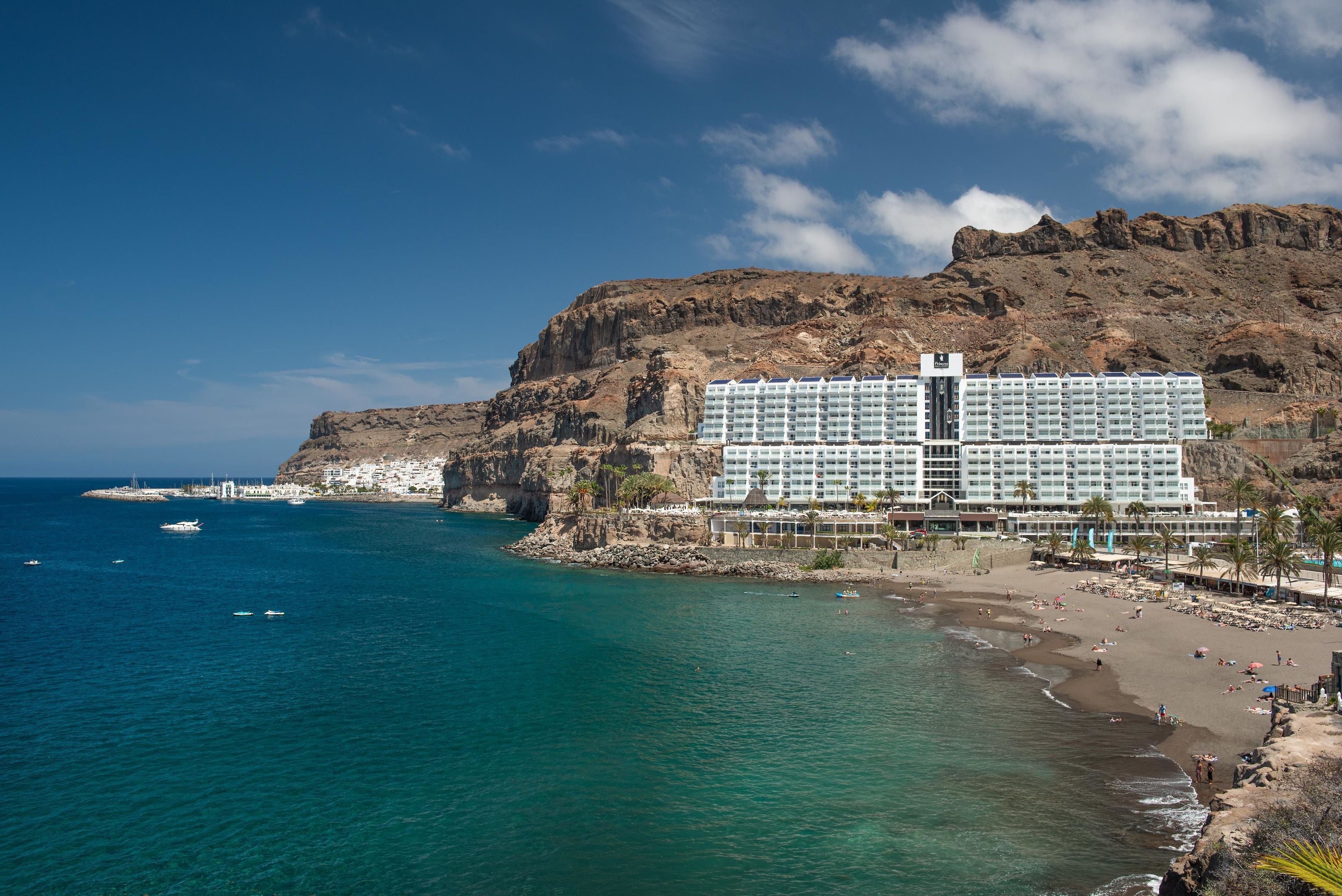 Ubicación cercana a la playa, tumbonas, sombrillas y bar en la playa